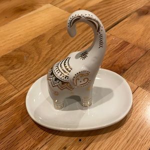 Elephant ring holder